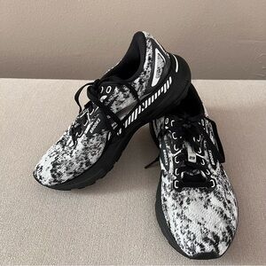 Brooks Black and White Running Shoes adrenaline GTS 23 almost new  size 7